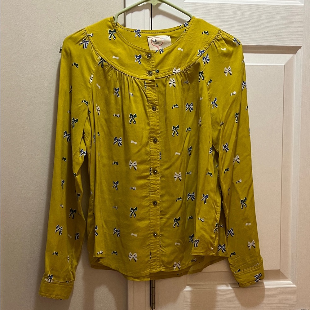 Anthropologie Conversations light olive blouse top with Bow Pattern sz 0 EX guc